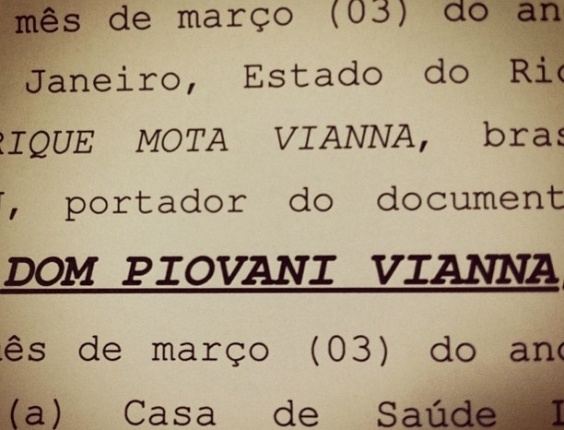 O marido de Luana Piovani, o surfista Pedro Scooby, postou no Twitter uma foto da certidão de nascimento do seu primeiro filho com a atriz, Dom Piovani Vianna. O bebê nasceu dia 26 de março (31/3/12) 