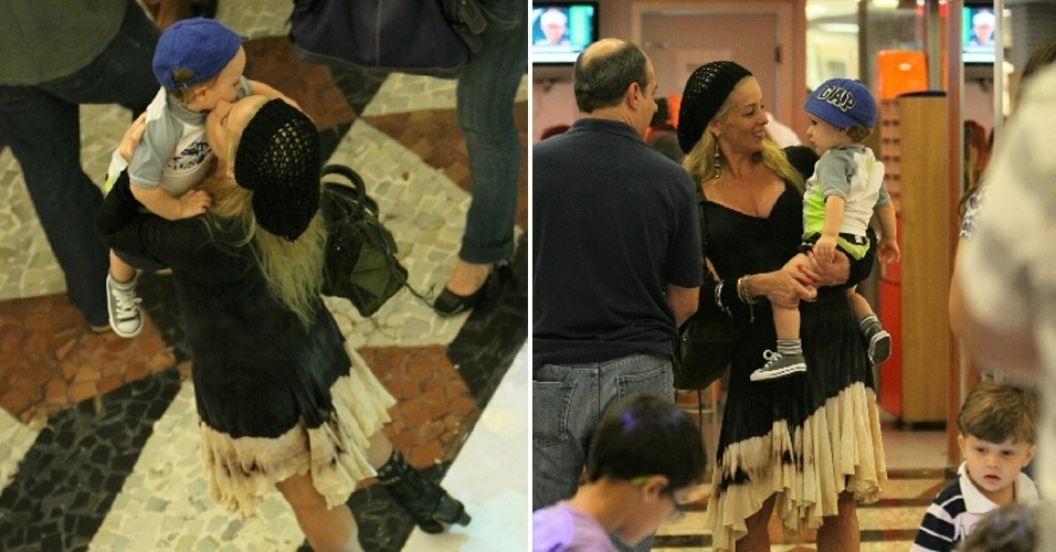 Recém-saída da peça "Xanadu",  Danielle Winits brinca e beija o filho no shopping da Gávea, no Rio (31/3/12)