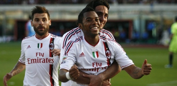 Robinho comemora seu gol, o único do Milan no empate contra o Catania - MARCELLO PATERNOSTRO/AFP
