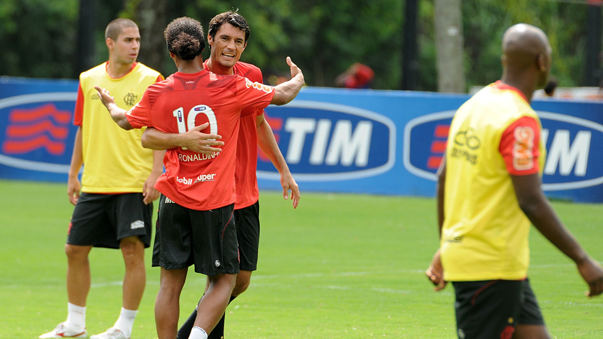 Ronaldinho participa de treinamento realizado neste sábado