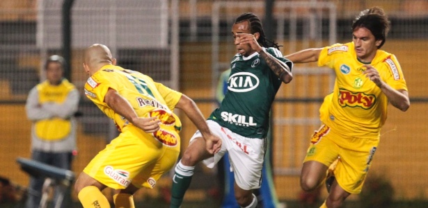 Wesley (ao centro) ainda não tem previsão de retorno ao Palmeiras - Fernando Donasci/UOL
