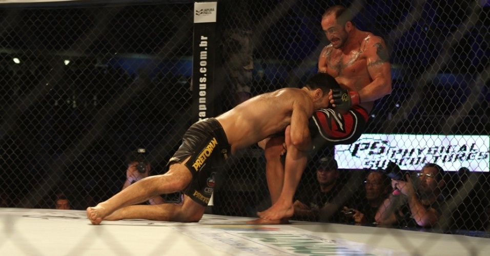 Aos 45 anos, Murilo Bustamante (esq) venceu a revanche contra Dave Menne pelo AFC - Arthur Castro/Divulgação