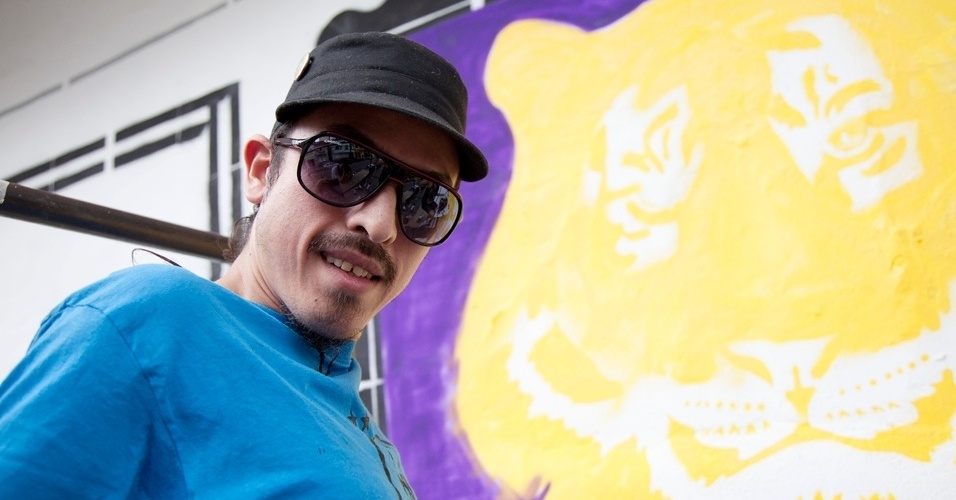 Artista colombiano pinta tigre em comemoração ao Dia Internacional do Grafite no bairro do Bixiga, em São Paulo (1/4/12) - Guilherme Zauith/UOL