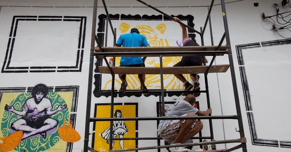 Artistas do grafite sobem em andaime em para pintar em comemoração ao Dia do Grafite em São Paulo (1/4/12) - Guilherme Zauith/UOL