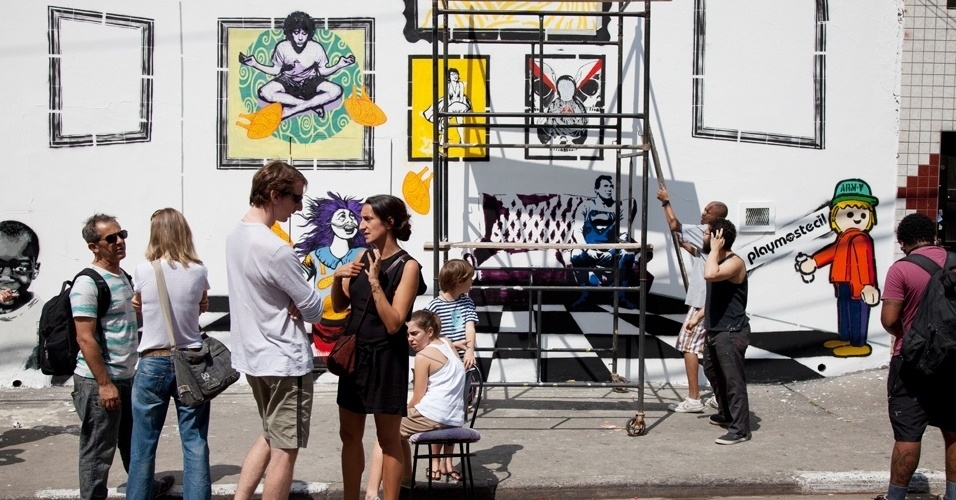Artistas  e curiosos observam grafites no bairro do Bixiga, na capital paulista. Um  andaime foi colocado à disposição dos artistas na rua Santo Antônio em comemoração ao Dia Internacional do Grafite (1/4/12)  - Guilherme Zauith/UOL