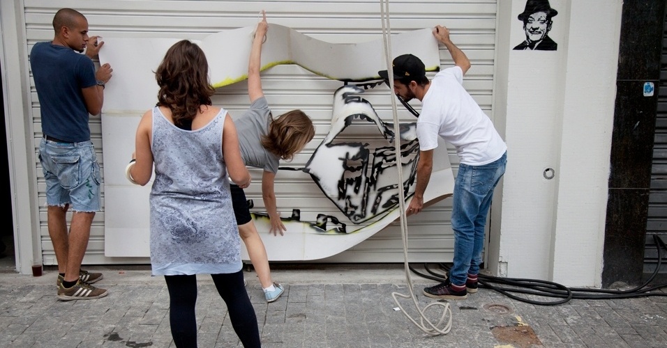 Coletivo Ocupe a Cidade pinta portão do estúdio da banda Bixiga 70 em São Paulo (1/4/12) - Guilherme Zauith/UOL