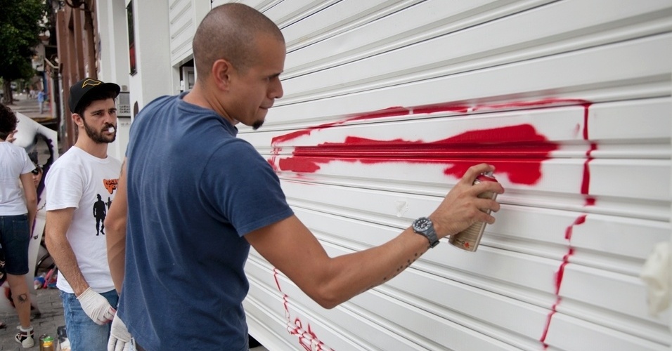 Coletivo Ocupe a Cidade pinta portão do estúdio da banda Bixiga 70 em São Paulo (1/4/12) - Guilherme Zauith/UOL
