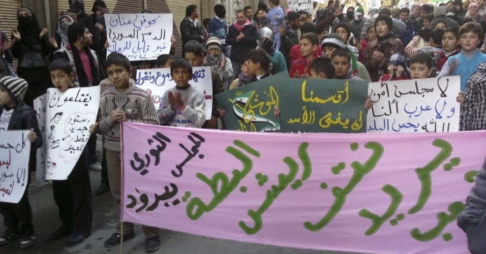 Crianças se reúnem em protesto contra o presidente da Síria Bashar al-Assad, perto de Damasco (Síria)