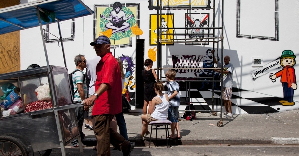 Grupo cobre parede de stencils no bairro do Bixiga, onde se comemora o Dia Internacional do Grafite (1/4/12)  - Guilherme Zauith/UOL
