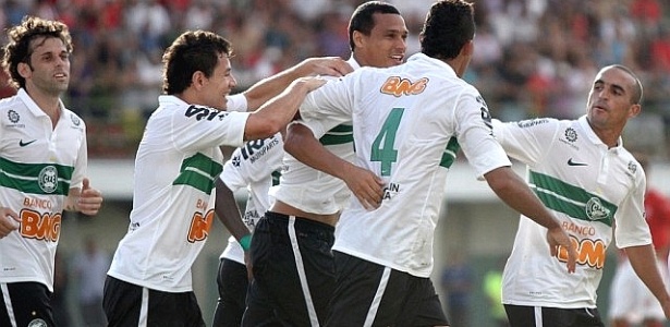 Emerson  e Demerson (centro) marcaram os dois gols da vitória sobre o Rio Branco - Divulgação/Coritiba 