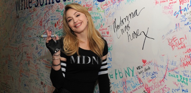 Madonna assina mural na sede do Facebook após participar de bate-papo com os fãs (24/3/12) - Dimitrios Kambouris/Getty Images