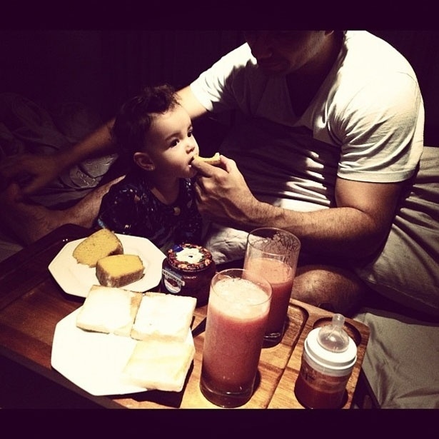 Marco Luque dá café da manhã para sua filha, Isadora, nascida em dezembro de 2010 (1/4/12)