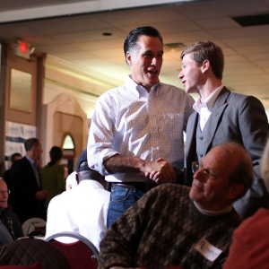 Mitt Romney cumprimenta eleitores na cidade Milwaukee