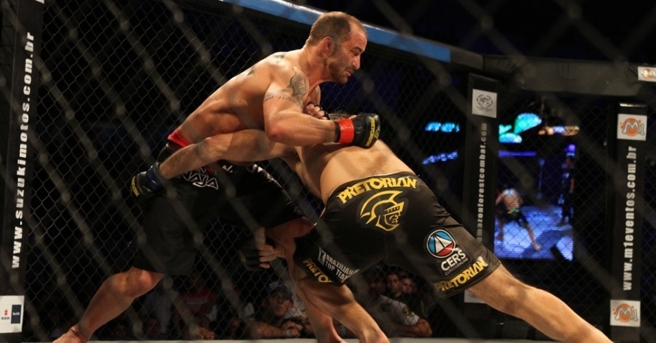 Murilo Bustamante (dir) tenta pegar as pernas do rival Dave Menne durante duelo pelo AFC - Arthur Castro/Divulgação