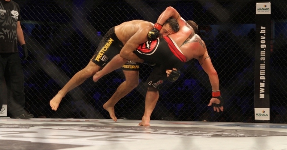 Murilo Bustamante (esq) busca as pernas do rival com a intenção de levá-lo ao chão - Arthur Castro/Divulgação