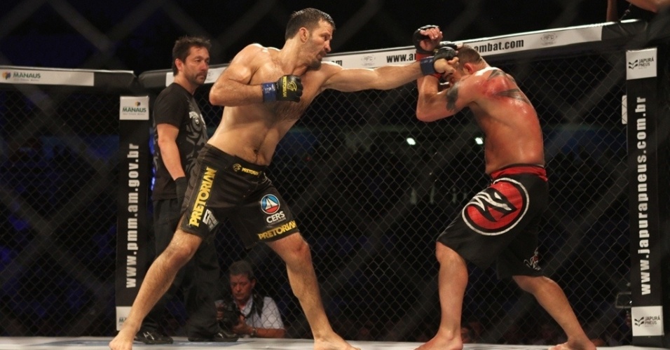 Murilo Bustamante (esq) tenta acertar um golpe de esquerda no rival no combate na madrugada de domingo em Manaus - Arthur Castro/Divulgação