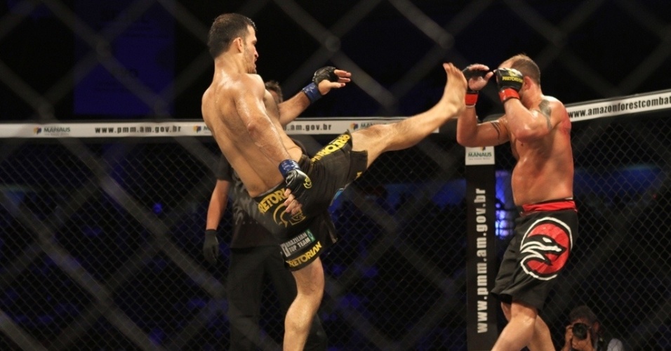 Murilo Bustamante (esq) tenta um chute contra Dave Menne  - Arthur Castro/Divulgação