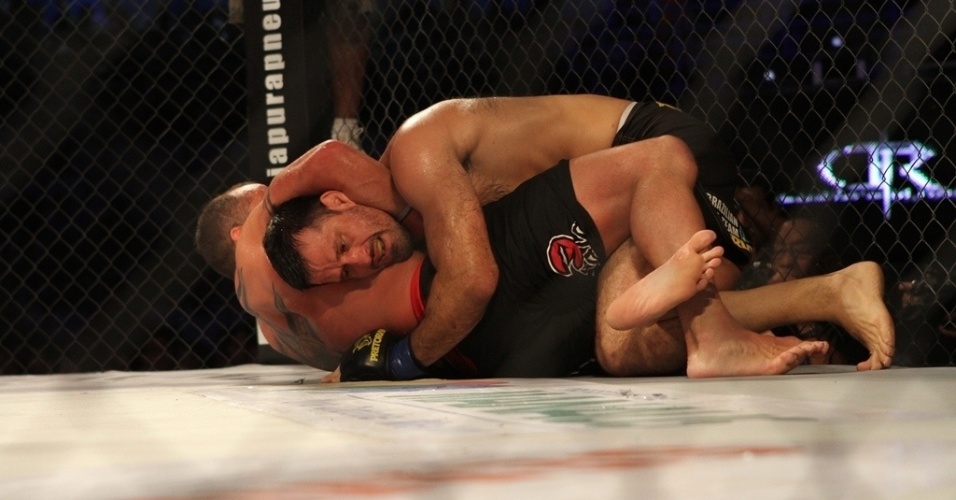 Murilo Bustamante tenta se livrar da chave de braço Dave Menne em combate pelo Amazon Forest Combat - Arthur Castro/Divulgação