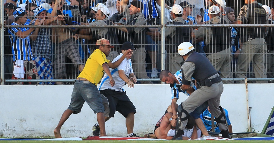 Policial se esforça para interromper briga entre torcedores na partida Grêmio x Pelotas
