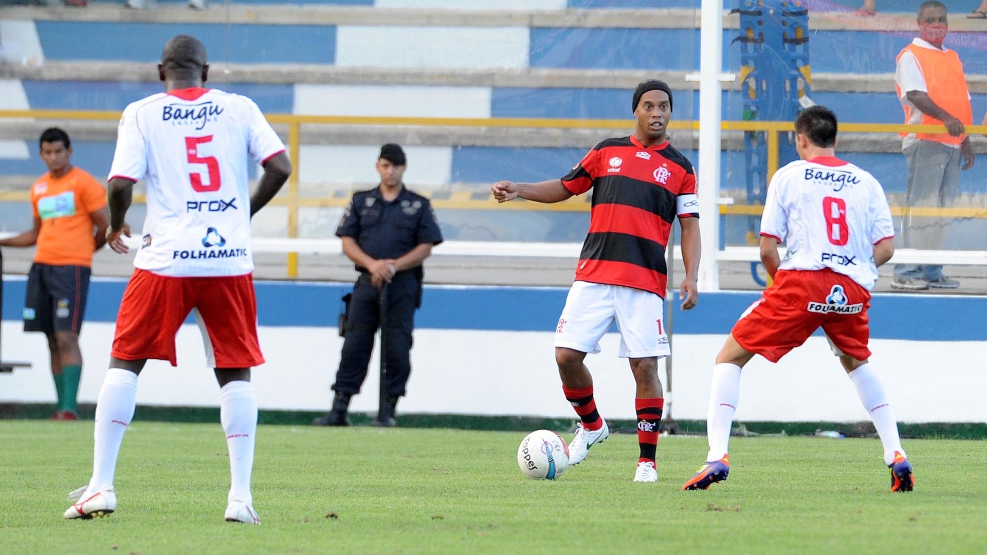 Ronaldinho Gaúcho tenta jogada durante partida do Flamengo contra o Bangu, em Macaé