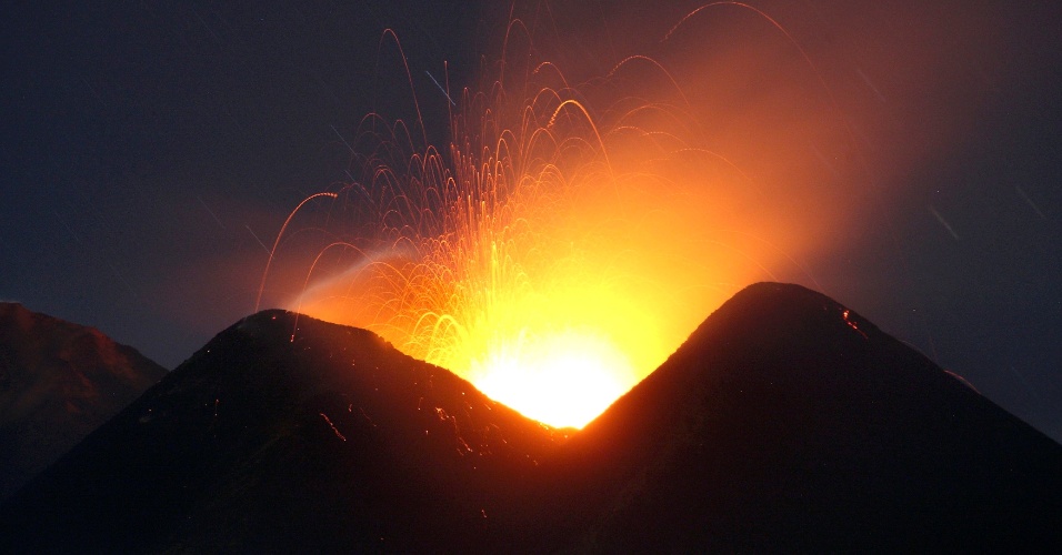 Vulcão Etna entra em erupção, na região de Catania, na ilha da Sicília, na Itália