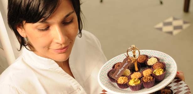 Juliana Motter, do ateliê Maria Brigadeiro, indica onde comer doces à base de chocolate em SP