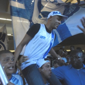 Alex Silva foi carregado por torcedores no desembarque no Aeroporto de Confins - Guyanne Araújo/UOL Esporte