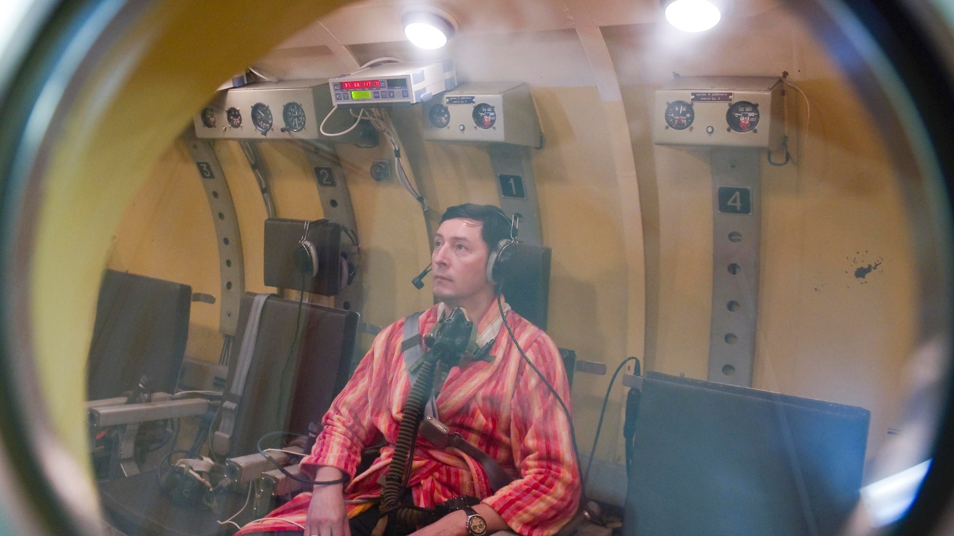 Astronauta russo passa por teste em câmara de pressão durante treinamento no centro espacial - Sergei Remezov/Reuters