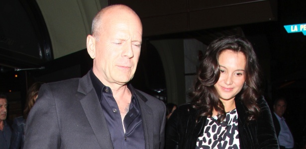 Bruce Willis e a mulher Emma Hemming saindo do restaurante Craig, em West Hollywood (1/3/12)