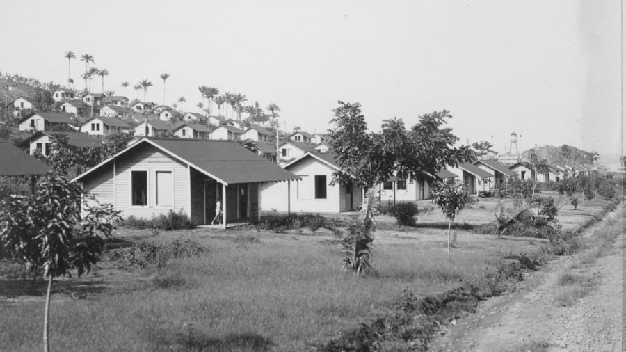 Foto mostra núcleo residencial de Fordlândia (município de Aveiro, Pará) no início do século 20, que foi erguido às margens do rio Tapajós para abrigar seringueiros da fazenda de Henry Ford