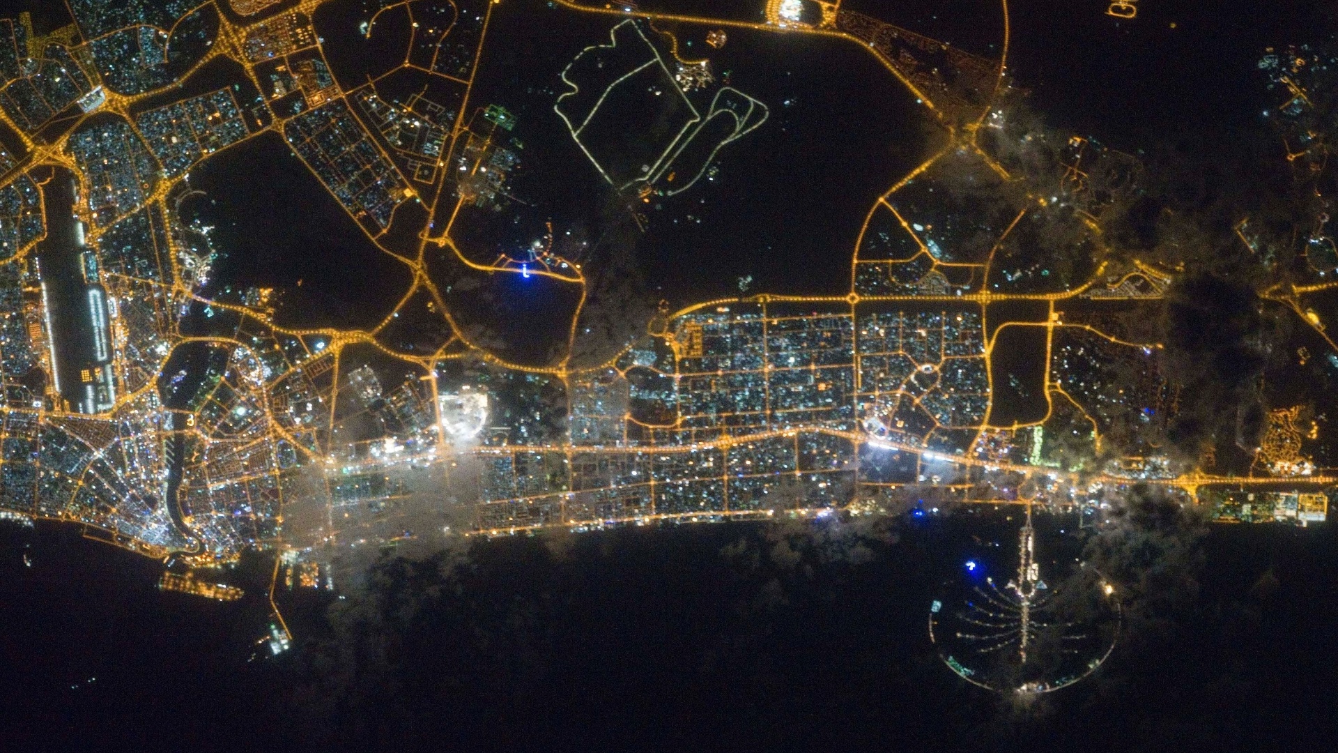 Fotografia tirada por um tripulante da Estação Espacial Internacional mostra vista noturna de Dubai - Nasa/Reuters