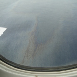 Imagem aérea divulgada sábado (31) pelo Inea mostra mancha de óleo de combustível de navio encontrada entre os municípios de Maricá e Saquarema, na região dos Lagos. Segundo técnicos, a mancha "sumiu em alto-mar" ontem (1º) - Divulgação/Inea