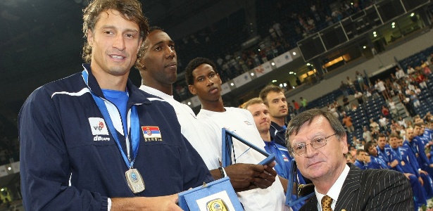 Miljkovic recebe o prêmio de maior pontuador da Liga Mundial 2009; oposto anunciou aposentadoria