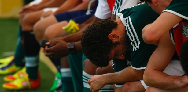 Jogadores do Palmeiras B lamentam derrota que culminou com rebaixamento - Moacyr Lopes Junior/Folhapress