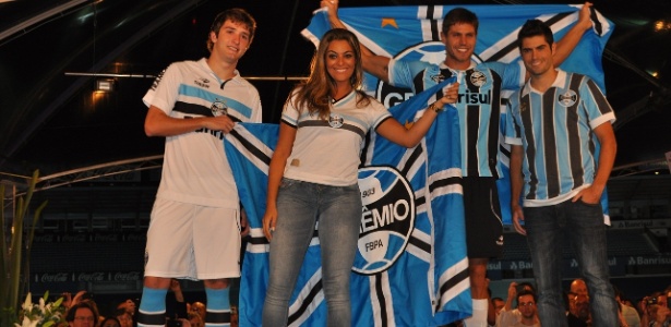 Mário Fernandes, Monique,  Jonas e Miralles em desfile de uniformes do Grêmio  - Marinho Saldanha/UOL Esporte