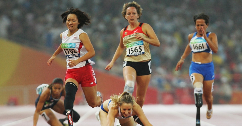 Maya Nakanishi é atrapalhada por queda de competidoras durante prova em Pequim-2008