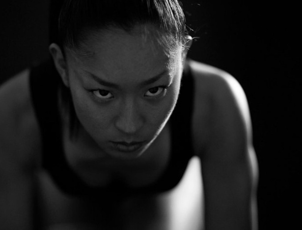 Maya Nakanishi recebeu críticas por posar seminua na tentativa de angariar fundos para seus treinos visando os Jogos Paraolímpicos de 2012