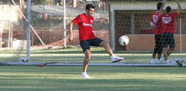 Meia Dátolo treinou normalmente e fica à disposição para a partida contra o Santos - Carmelito Bifano/UOL Esporte
