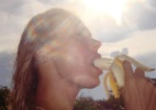 Ângela Bismarchi mostra foto em que aparece comendo banana na praia - Reprodução/Twitter