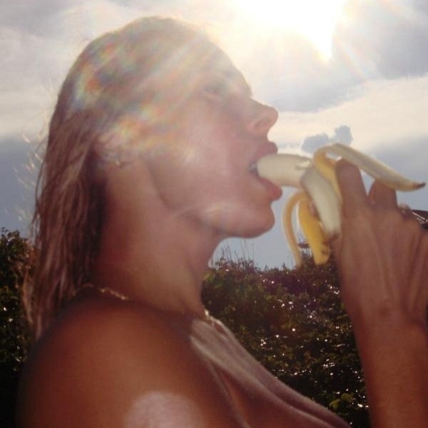 No Twitter, Ângela Bismarchi posta foto em que aparece comendo banana (2/4/12)
