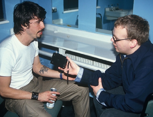 O autor de "This Is A Call", Paul Brannigan, entrevista Dave Grohl nos bastidores de show do Foo Fighters na Brixton Academy, em Londres, em 1997 - Divulgação