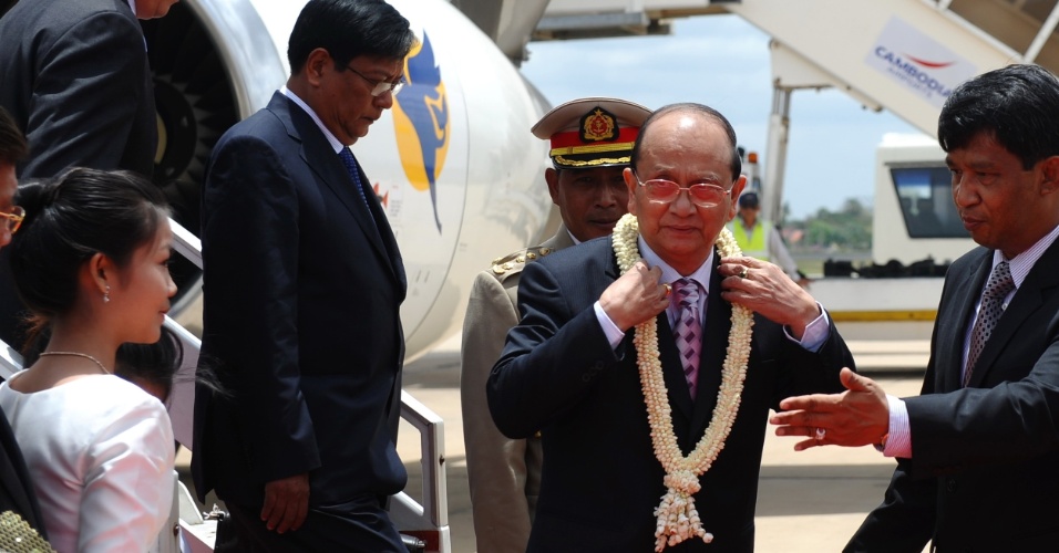 O presidente de Mianmar, Thein Sein, é presenteado com colar de flores ao chegar no aeroporto de Pochentong, em Phnom Penh, no Camboja, para o 20º encontro da Associação das Nações do Sudeste Asiático