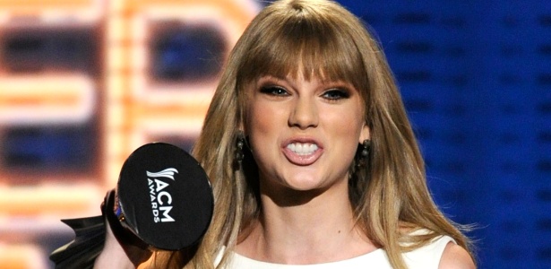 Taylor Swift recebe o prêmio de Artista do Ano no prêmio ACM, em Las Vegas (1/4/12) - Getty Images