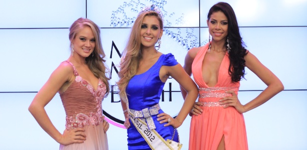 A modelo Mariana Notarângelo, do Rio de Janeiro (centro), é coroada Miss Mundo Brasil 2012 durante cerimônia em Porto Alegre, no Rio Grande do Sul. À sua direita a Miss Mundo Tocantins (2º lugar) e à esquerda a Miss Mundo Pernambuco (3º lugar)