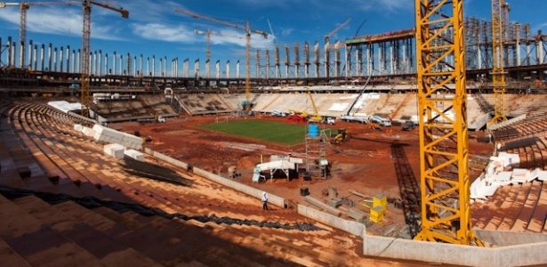 Estádio Nacional Mané Garrincha, em Brasília (DF), ganhou gramado provisório para partida de operários
