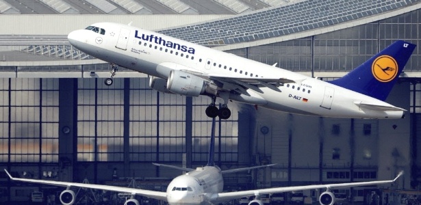 Avião decola do aeroporto de Frankfurt, o mais movimentado da Alemanha e o principal centro de conexão da Europa