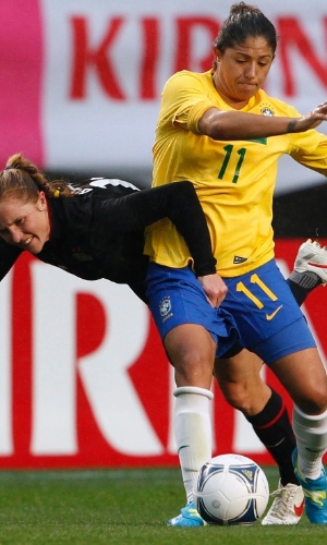 Brasileira Cristiane entra em disputa de bola com a americana Rachel Buehler (03/04/2012) (03/04/2012)
