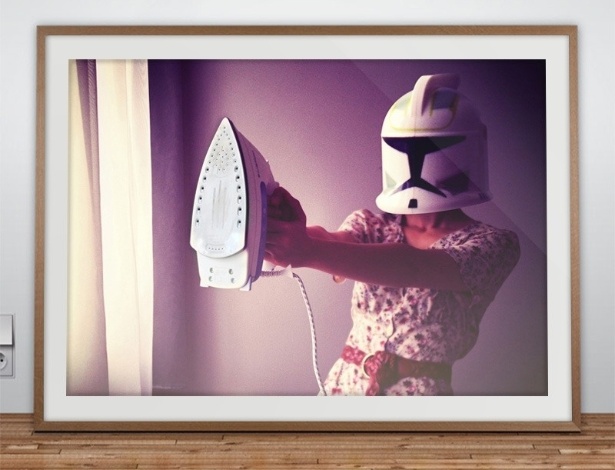 Star Strooper, da saga "Star Wars", que trocou o sabre de luz por um ferro de passar roupa no quadro "If I Only Were a Jedi"  - Reprodução/HelloImWild