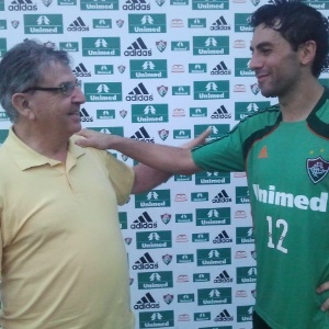 Januário de Oliveira visitou o Fluminense e foi homenageado por Ricardo Berna - Gabriel Badaró / Divulgação