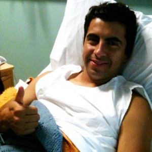 Maldonado faz sinal de positivo e mostra confiança após a cirurgia no menisco do joelho esquerdo - Divulgação